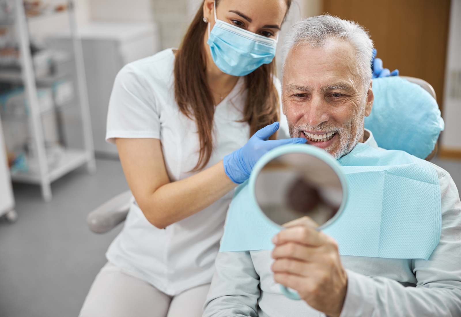 consultație implanturi dentare bărbat pensionar
