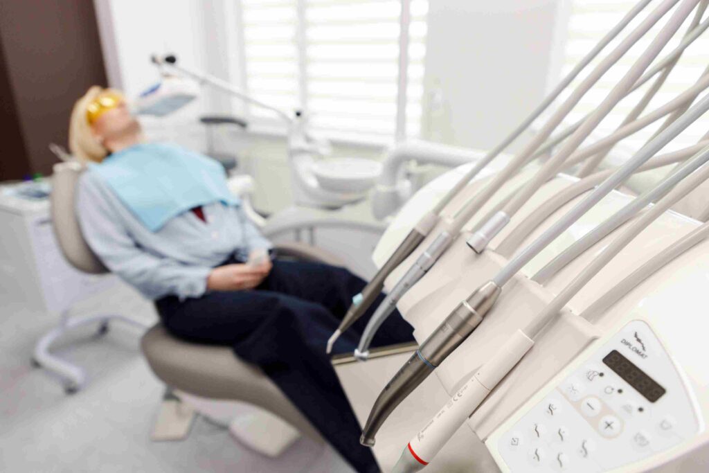 Detartraj dentar cu ultrasunete și AirFlow: spune adio tartrului