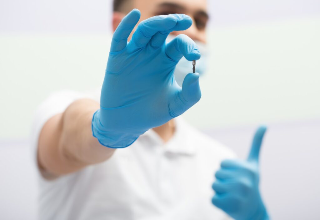 stomatolog cu implant dentar