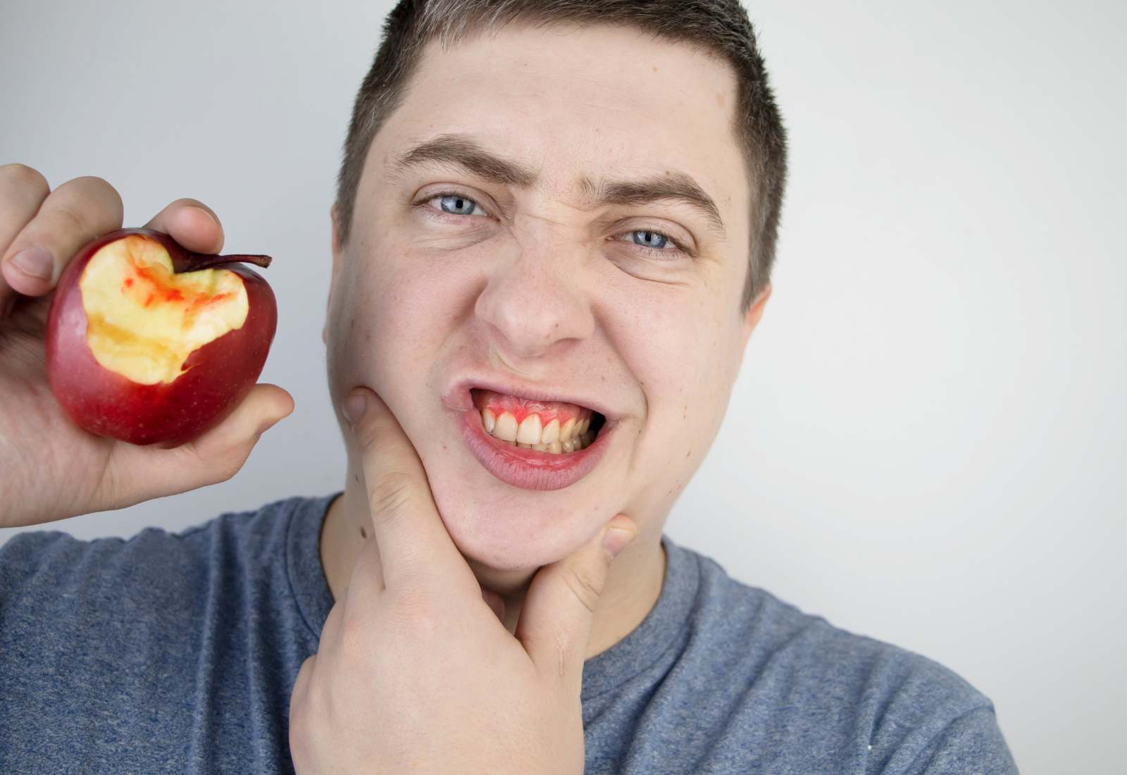 bărbat cu simptom de sângerare de la parodontoză