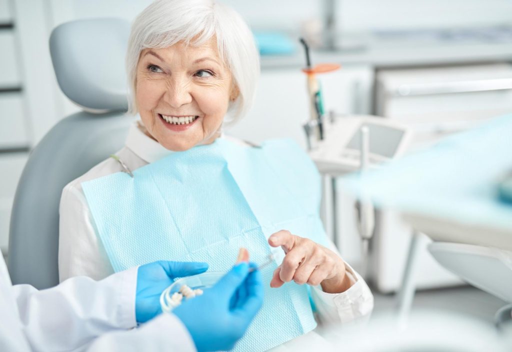 Dantura fixă pe implanturi pentru seniori: beneficii și considerații