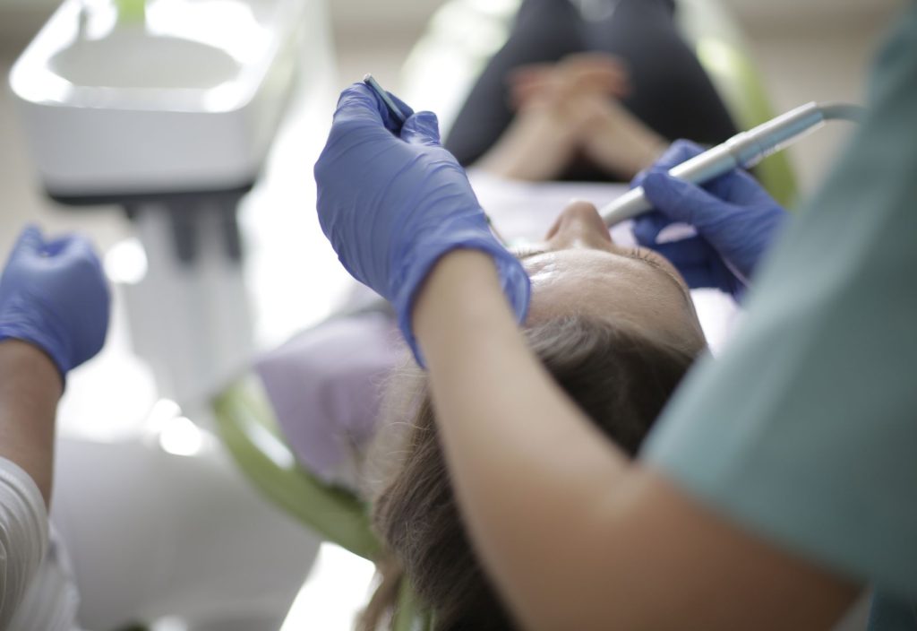 medic stomatolog face tratament parodontoză