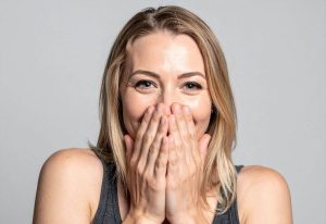 Dinte lipsă în față? Un “implant dinte frontal” te va ajuta să recapeți încrederea de sine.