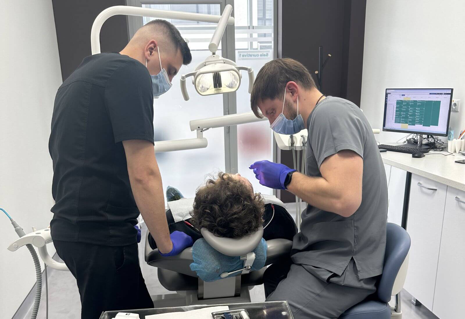 procedura de igienizare dentară la stomatolog