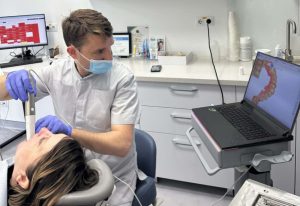 Când nu este recomandat implantul dentar imediat, chiar dacă pacientul îl vrea cât mai repede